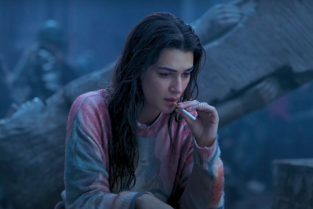 Kriti Sanon Seen Smoking In Movie Tere Ishq Mein